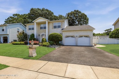 Welcome to this beautifully maintained 4-bedroom, 2.5-bath - photo 4