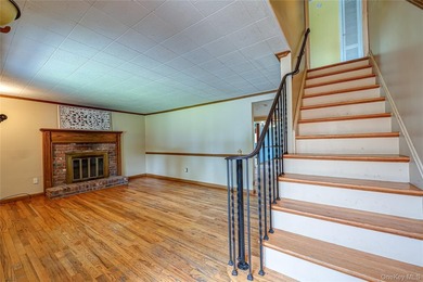 Rare opportunity to own this large, mid-block colonial with - photo 4