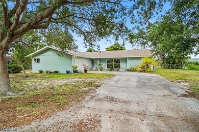 LOTS of Space! Located on an oversized 3-lot site, this - photo 2
