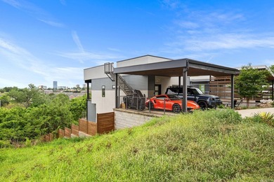Perched above The Capitol, this contemporary retreat is designed - photo 4