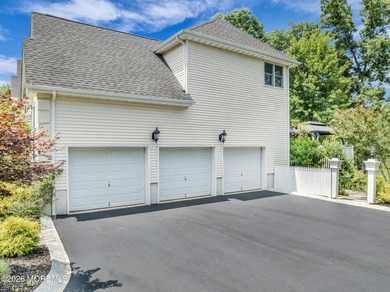 This exceptional Center Hall Colonial offers luxury, privacy - photo 4
