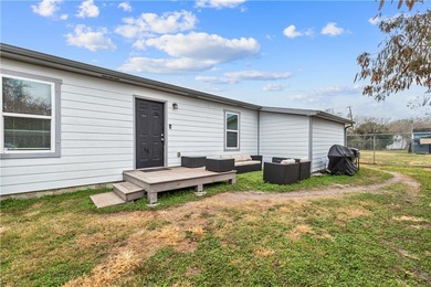 This beautiful 3 bedroom, 2 bath home with 1 car garage is ready - photo 11