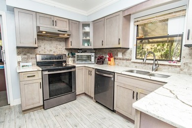 Exceptional 3 Bed/2 Bath home with situated on a generous 1 - photo 3