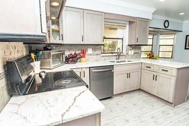 Exceptional 3 Bed/2 Bath home with situated on a generous 1 - photo 6