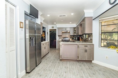 Exceptional 3 Bed/2 Bath home with situated on a generous 1 - photo 7