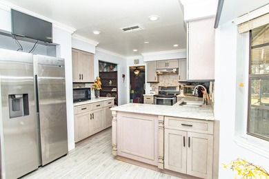 Exceptional 3 Bed/2 Bath home with situated on a generous 1 - photo 9