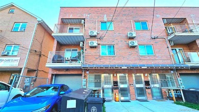 Prime location! Mint-condition *663 style* 3-family property - photo 1