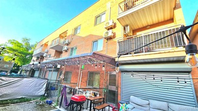 Prime location! Mint-condition *663 style* 3-family property - photo 7