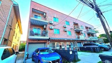 Prime location! Mint-condition *663 style* 3-family property - photo 1