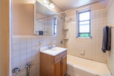 Spacious 1-Bedroom apartment located in the Spuyten Duyvil - photo 12