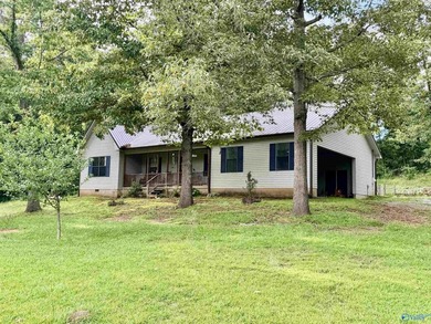 Nice, private, 3 bedroom, 2 bath home located minutes from Weiss - photo 1
