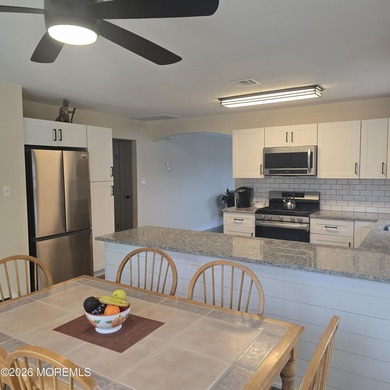 Beautifully renovated Lakeview model complete with a gorgeous - photo 12