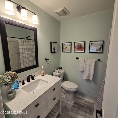 Beautifully renovated Lakeview model complete with a gorgeous - photo 14
