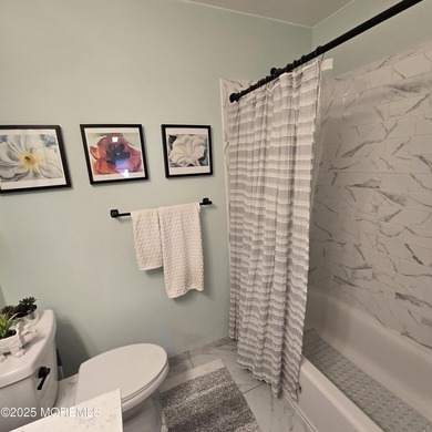 Beautifully renovated Lakeview model complete with a gorgeous - photo 15
