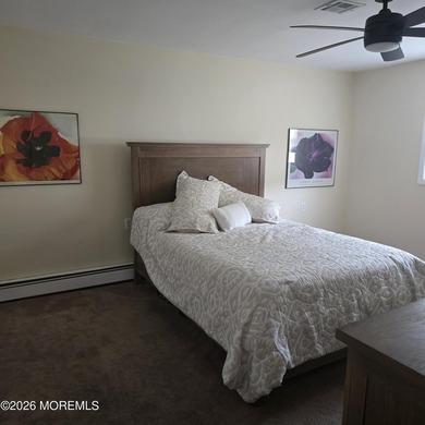 Beautifully renovated Lakeview model complete with a gorgeous - photo 16