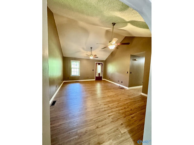 Nice, private, 3 bedroom, 2 bath home located minutes from Weiss - photo 7