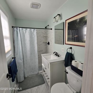 Beautifully renovated Lakeview model complete with a gorgeous - photo 18
