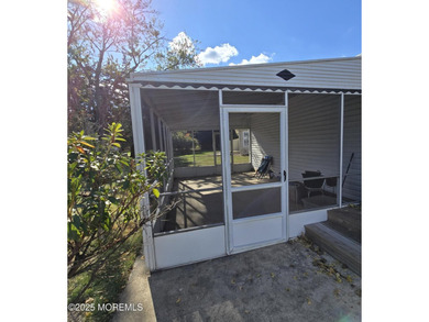Beautifully renovated Lakeview model complete with a gorgeous - photo 20