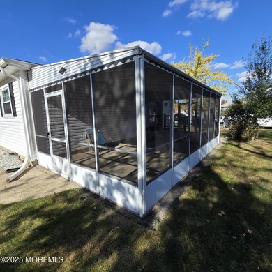 Beautifully renovated Lakeview model complete with a gorgeous - photo 21