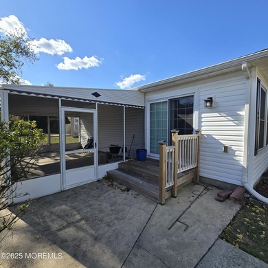 Beautifully renovated Lakeview model complete with a gorgeous - photo 22