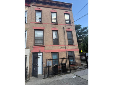 Excellent investment opportunity in the heart of the Bronx! This - photo 1