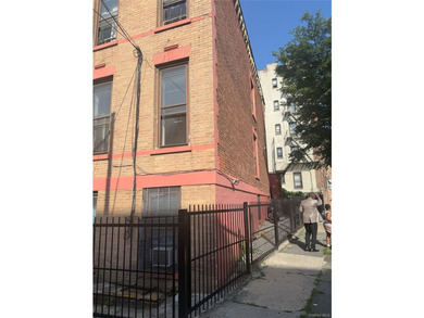 Excellent investment opportunity in the heart of the Bronx! This - photo 2