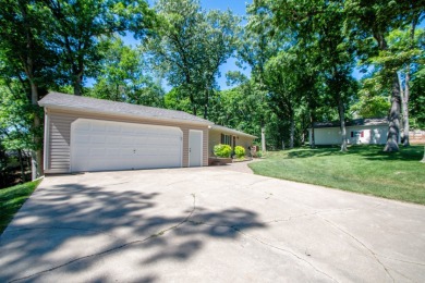 Large Lakefront Property an Ideal Weekend Retreat - photo 2