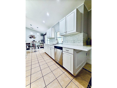 Welcome to this inviting three-bedroom, two-bathroom - photo 25