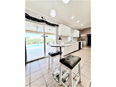 Welcome to this inviting three-bedroom, two-bathroom - photo 32