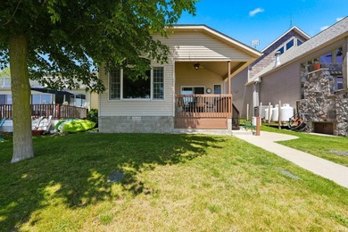 LAKEFRONT 4 bedrooms, 3 full baths with a wonderful view on - photo 1