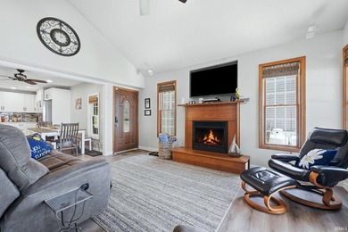 LAKEFRONT 4 bedrooms, 3 full baths with a wonderful view on - photo 2