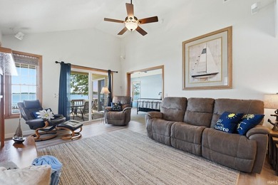 LAKEFRONT 4 bedrooms, 3 full baths with a wonderful view on - photo 3