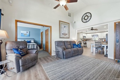 LAKEFRONT 4 bedrooms, 3 full baths with a wonderful view on - photo 4