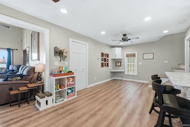 LAKEFRONT 4 bedrooms, 3 full baths with a wonderful view on - photo 5