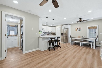 LAKEFRONT 4 bedrooms, 3 full baths with a wonderful view on - photo 6