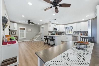 LAKEFRONT 4 bedrooms, 3 full baths with a wonderful view on - photo 7
