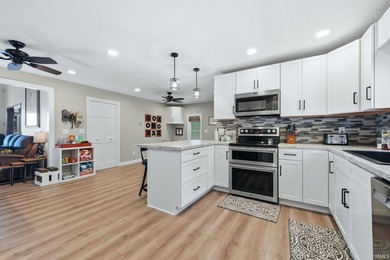 LAKEFRONT 4 bedrooms, 3 full baths with a wonderful view on - photo 8