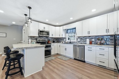 LAKEFRONT 4 bedrooms, 3 full baths with a wonderful view on - photo 9