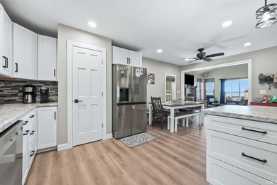 LAKEFRONT 4 bedrooms, 3 full baths with a wonderful view on - photo 10