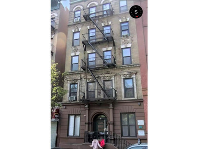 Spacious 2-bedroom, 1-bath co-op located on the 3rd floor of a - photo 1