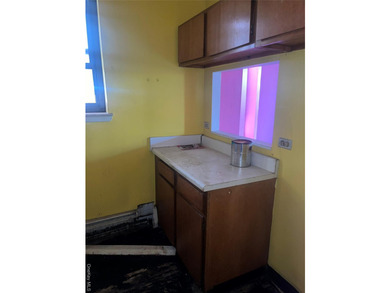 Spacious 2-bedroom, 1-bath co-op located on the 3rd floor of a - photo 4