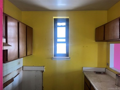 Spacious 2-bedroom, 1-bath co-op located on the 3rd floor of a - photo 5