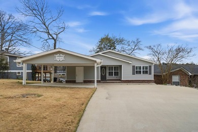 Easy Lake Living! This newly remodeled 2600 Sq. Ft. 3 Bedroom 3 - photo 2