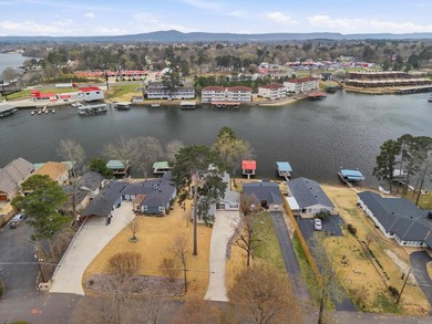 Easy Lake Living! This newly remodeled 2600 Sq. Ft. 3 Bedroom 3 - photo 3