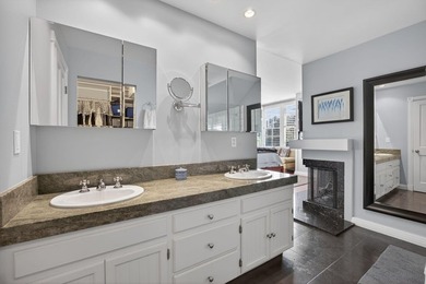 Beautiful move-in ready residence offering sophisticated - photo 36