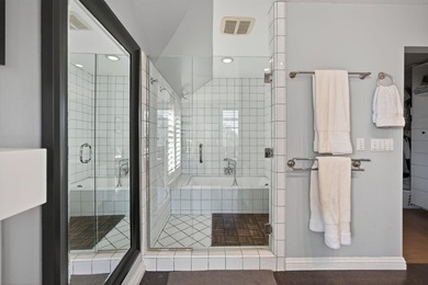 Beautiful move-in ready residence offering sophisticated - photo 37