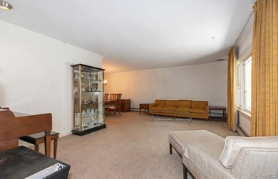 Prime Location - Great Neck Village - This wonderful property - photo 4