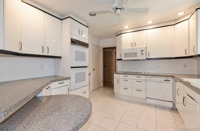 Prime Location - Great Neck Village - This wonderful property - photo 7