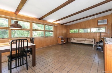 Prime Location - Great Neck Village - This wonderful property - photo 8