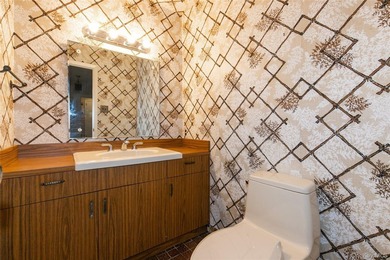 Prime Location - Great Neck Village - This wonderful property - photo 10